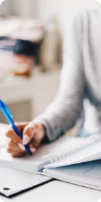 imagem de pessoa registrando nota